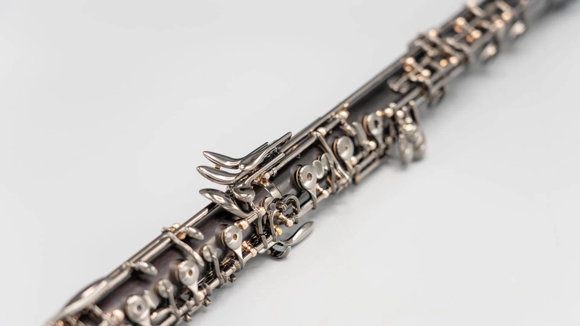 Nahaufnahme der Mechanik einer frisch überholten Oboe