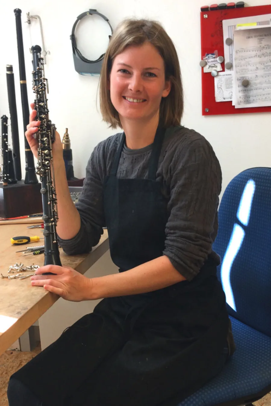 Yvonne Schachner in ihrer Werkstatt mit einer Oboe
