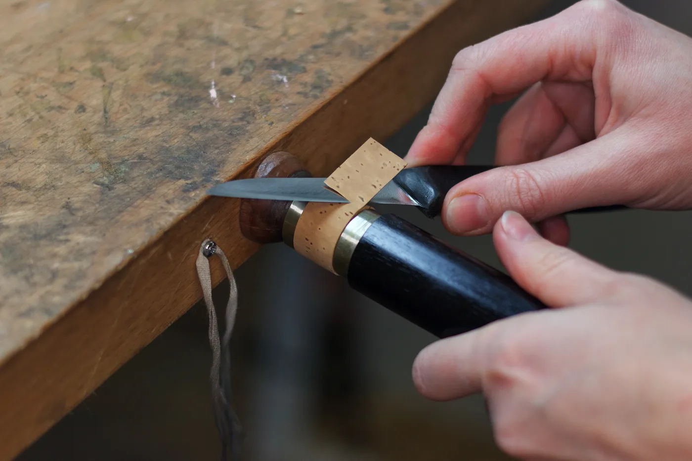 Feinarbeit an der Mechanik eines Holzblasinstruments